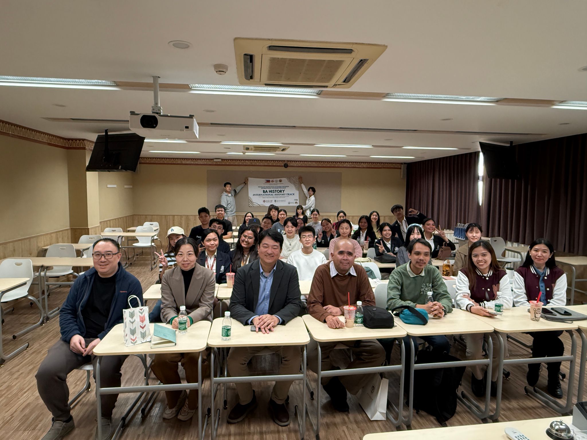 菲律宾棉兰老国立大学-伊利甘分校代表团访问久久成人网站